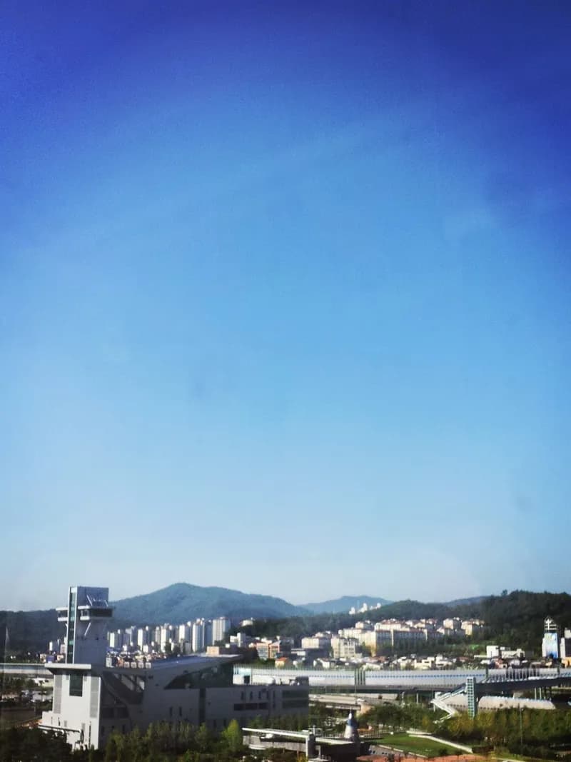 웃겨야 왕이 되는 나라